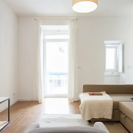 Altido Cosy 2br Apt With Terrace In Penha De Franca, 5mins From The Viewpoint Of Monte Agudo Lisbon