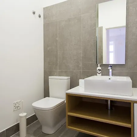 Altido Cosy 2br Apt With Terrace In Penha De Franca, 5mins From The Viewpoint Of Monte Agudo